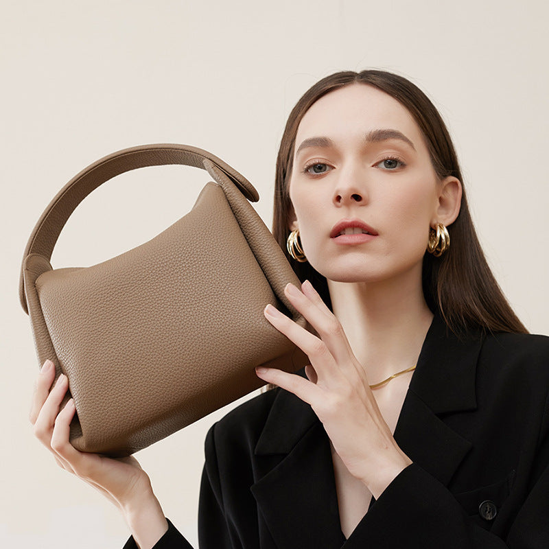 2025 popular retro first-layer cowhide shoulder bag versatile soft cigarette bag women's niche high-end handbag messenger bag