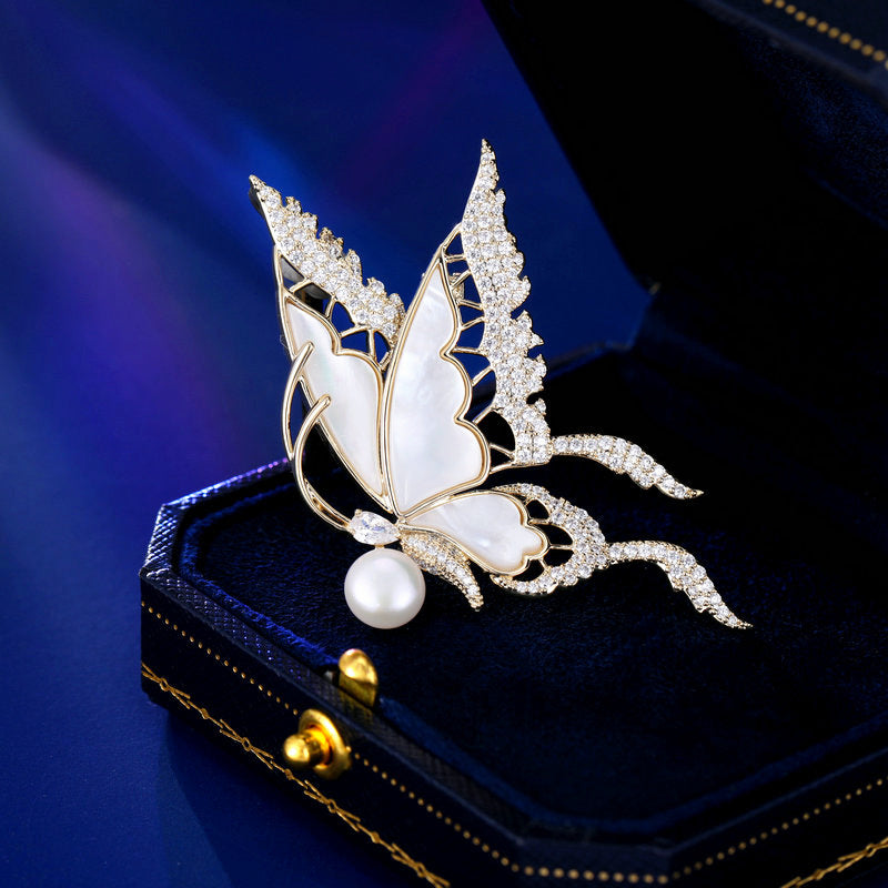 2025 New autumn and winter clothes break cocoon into butterfly coat accessories fixed pin high-end natural fritillary pearl butterfly brooch
