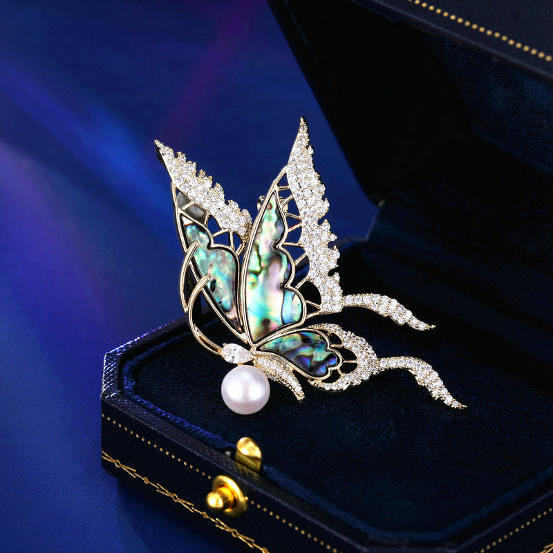 2025 New autumn and winter clothes break cocoon into butterfly coat accessories fixed pin high-end natural fritillary pearl butterfly brooch