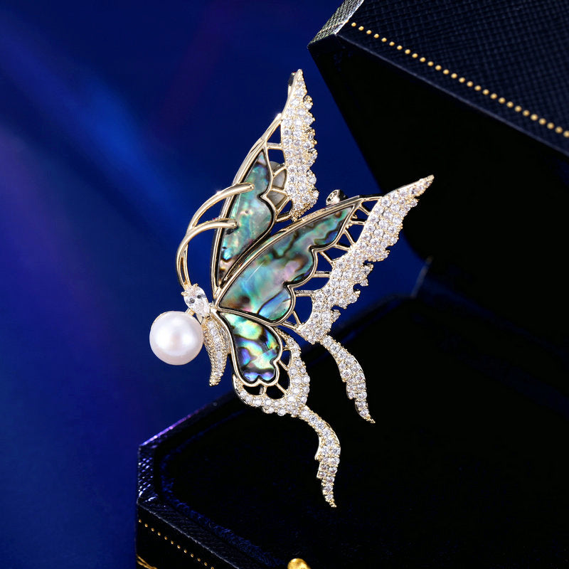 2025 New autumn and winter clothes break cocoon into butterfly coat accessories fixed pin high-end natural fritillary pearl butterfly brooch