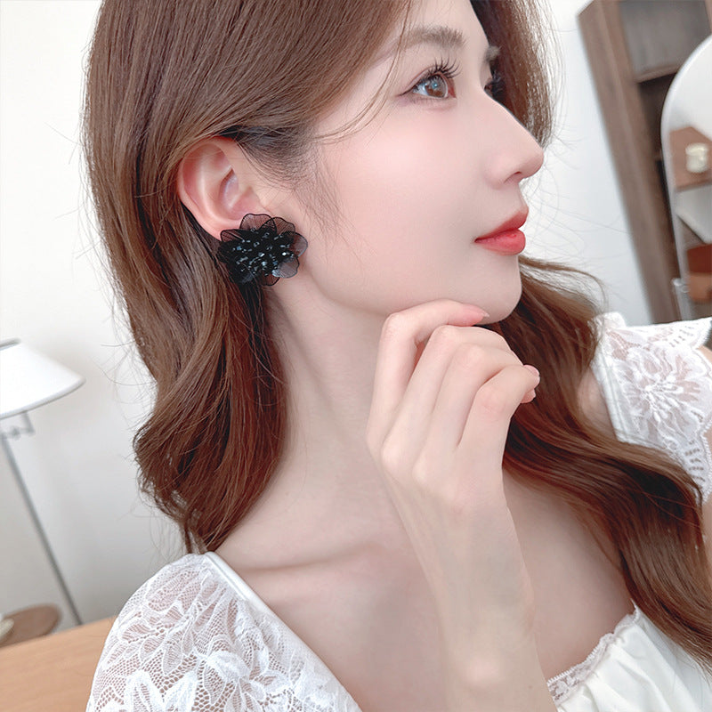 2025 New Xiaoxiangfeng handmade three-dimensional beaded black flower earrings s925 silver needle fashionable versatile temperament earrings women