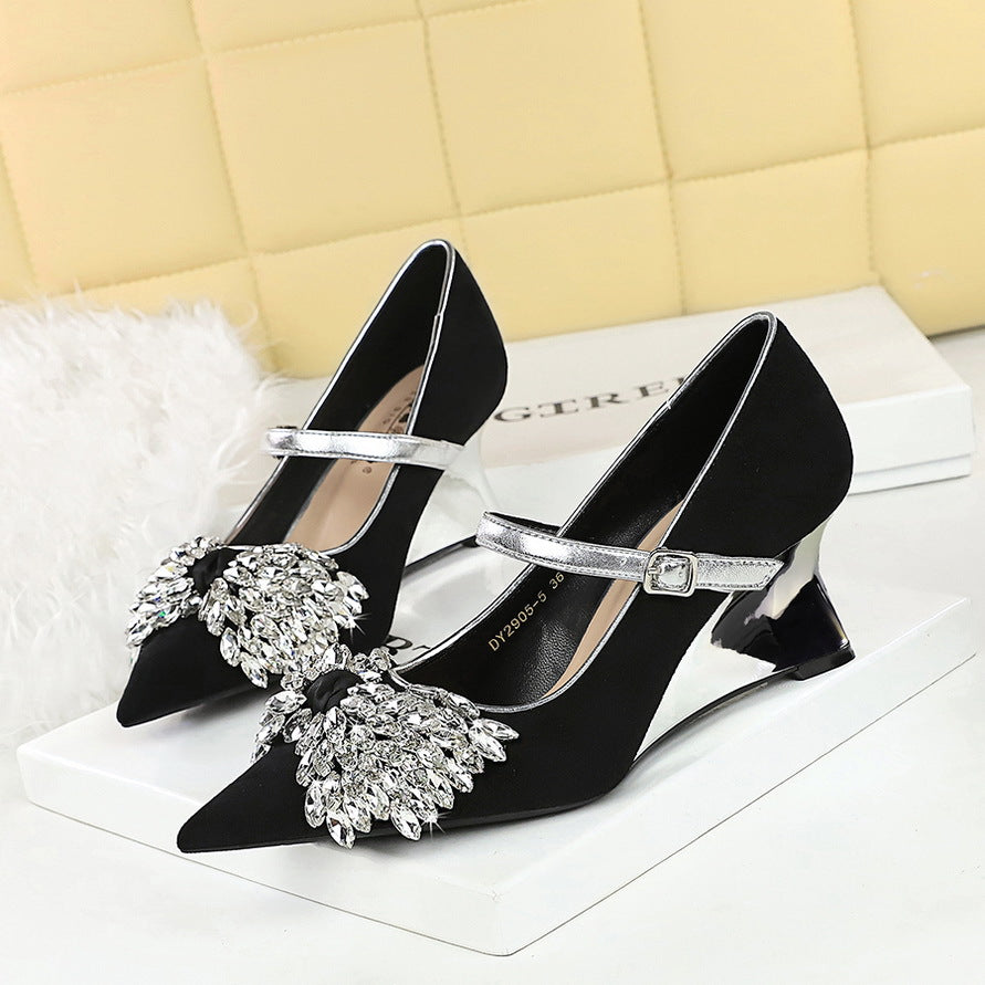 2025 2905-H72 Korean version of light luxury pointed wedge heel with rhinestone bow decoration contrasting color design high heel single shoes