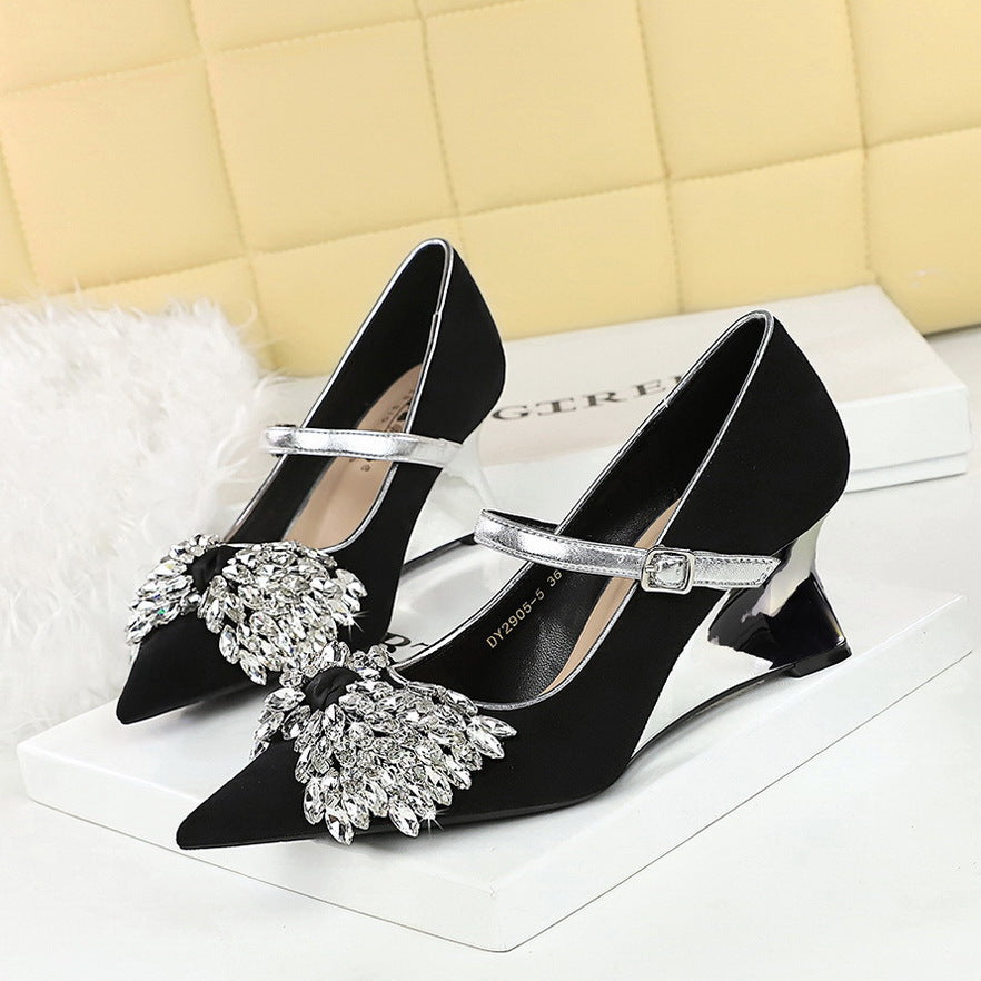 2025 2905-H72 Korean version of light luxury pointed wedge heel with rhinestone bow decoration contrasting color design high heel single shoes