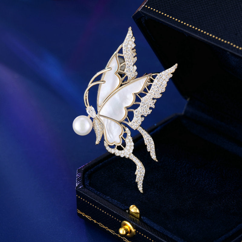 2025 New autumn and winter clothes break cocoon into butterfly coat accessories fixed pin high-end natural fritillary pearl butterfly brooch