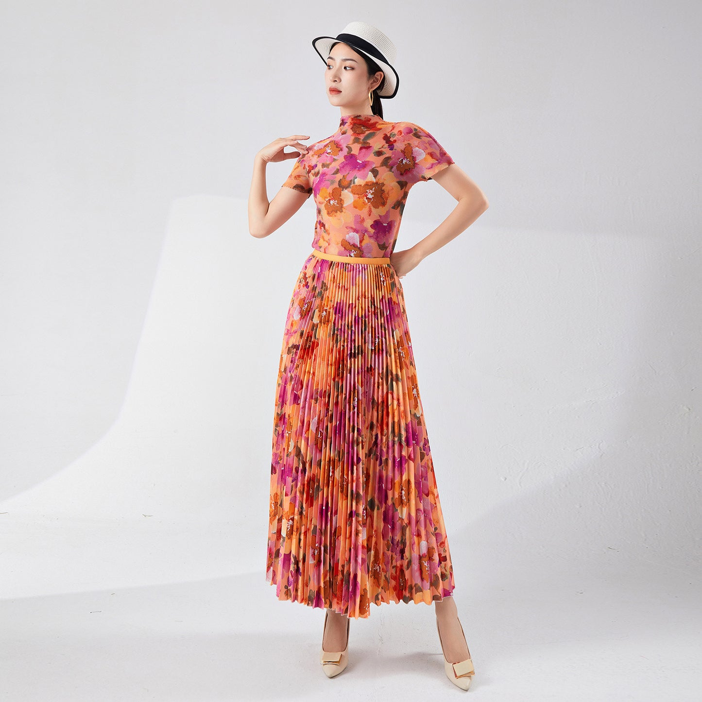 2025 Pleated suit, summer women's two-piece set popular new printed slim-fitting short-sleeved T-shirt temperament high-end skirt