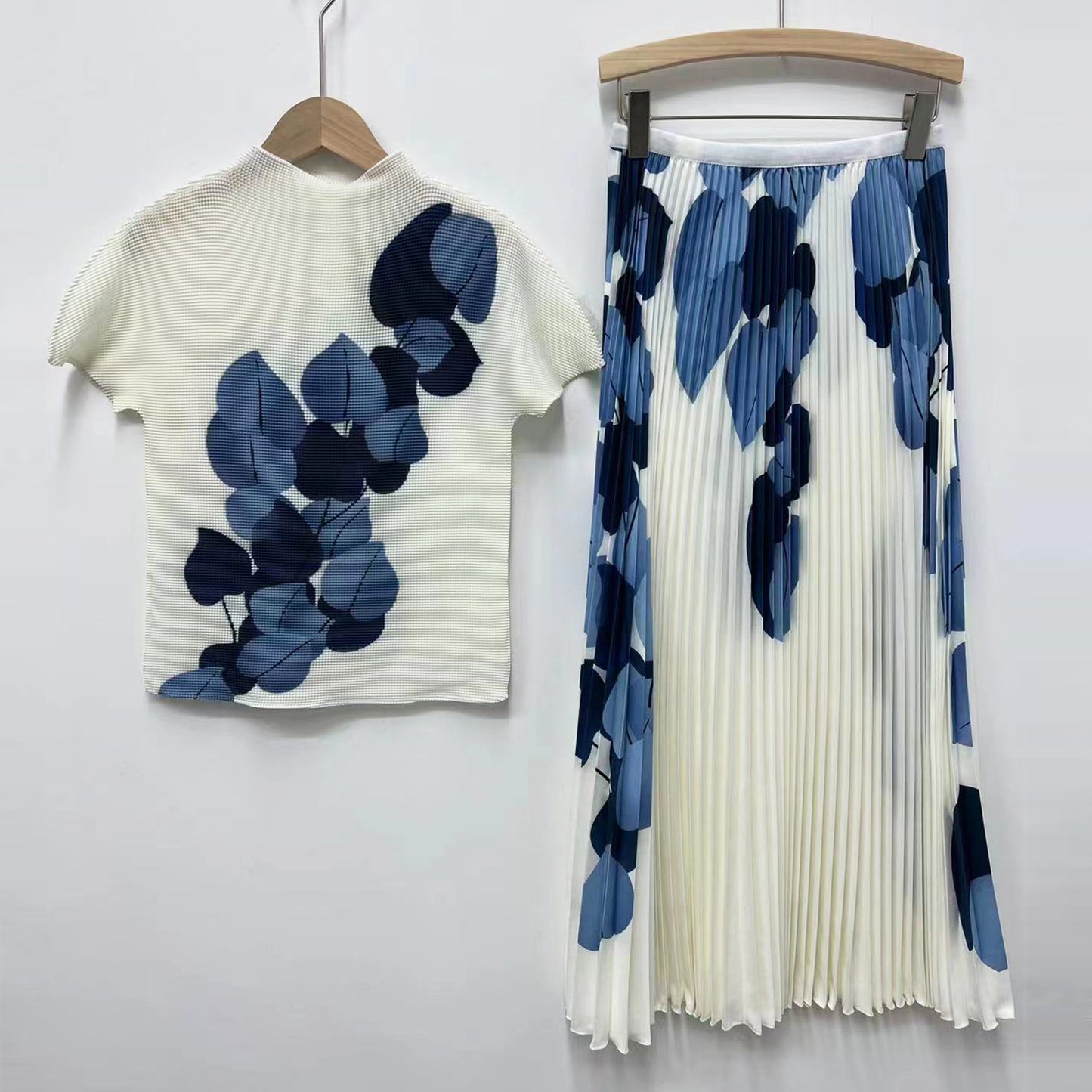 2025 Pleated set, summer two-piece set, high-end printed short-sleeved T-shirt, thin top, pendant, pleated skirt for women
