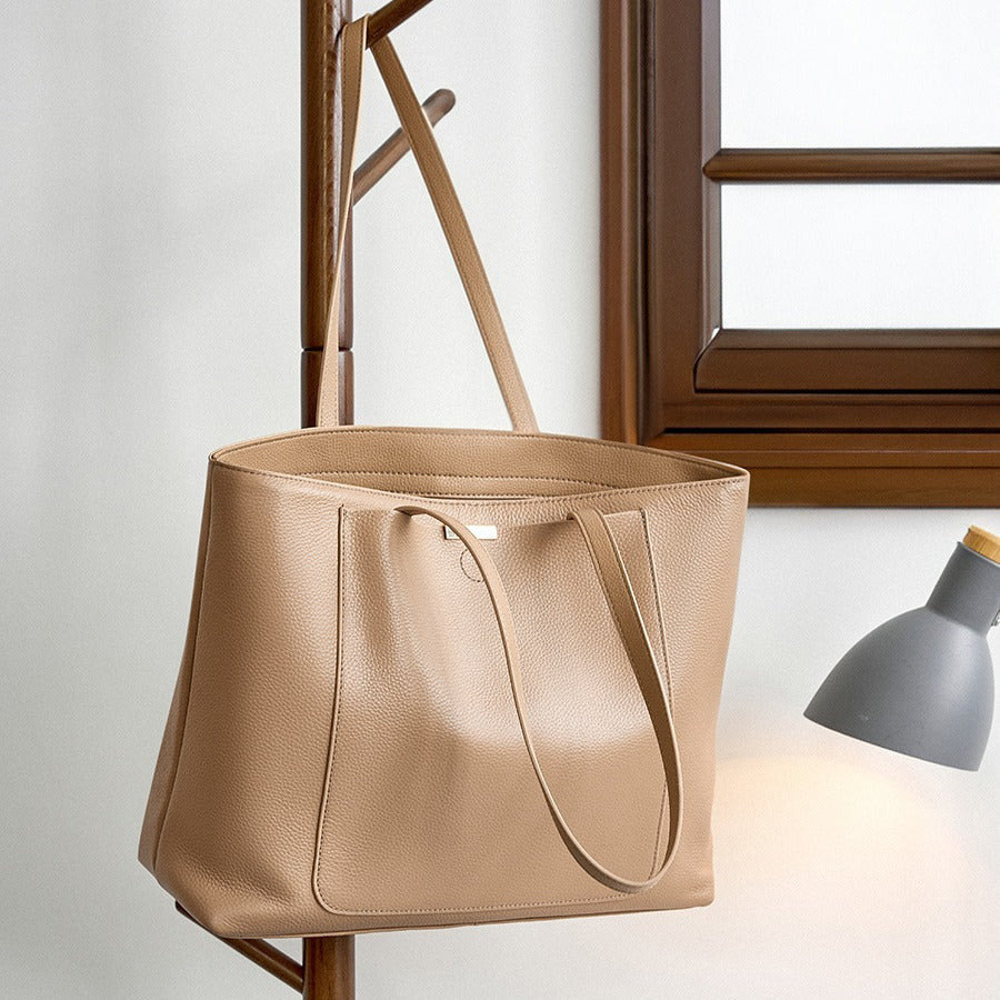 2025 Strictly selected first-layer cowhide tote bag, high-end sense, large-capacity leather women's bag, fashionable and versatile commuter bag