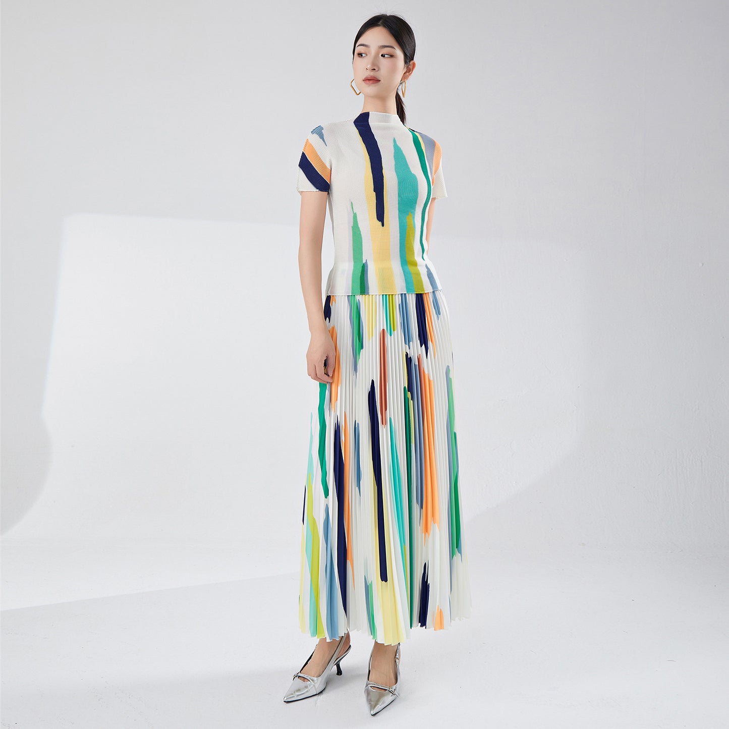 2025 women's clothing set high-end summer clothing striped design short-sleeved T-shirt versatile skirt two-piece set
