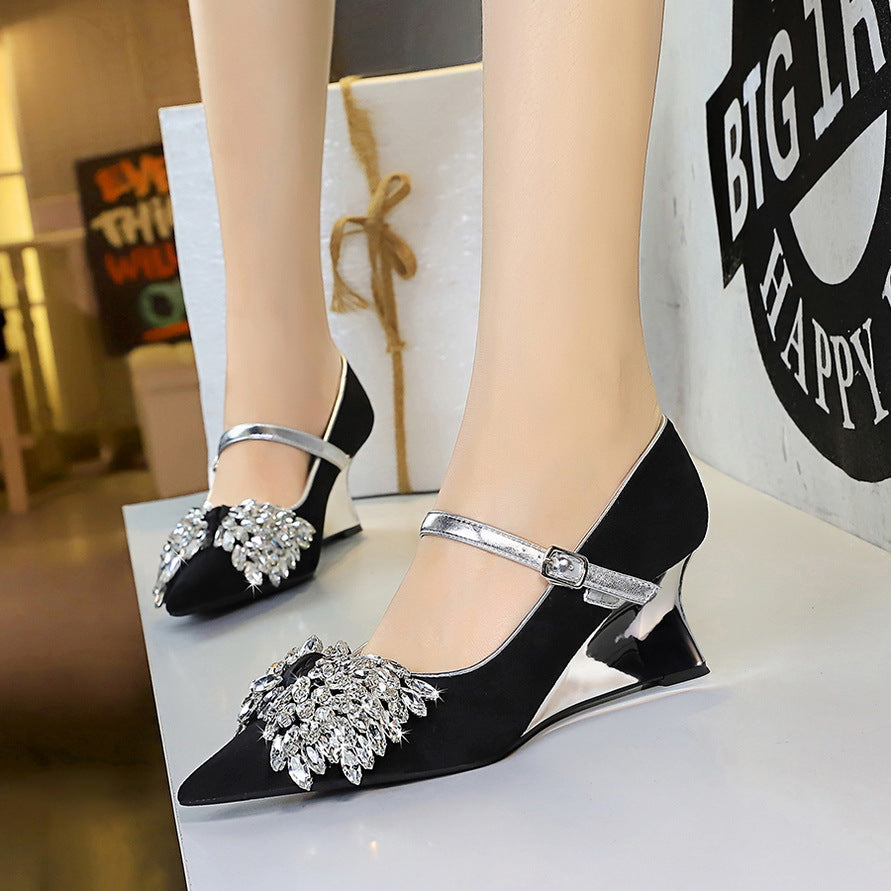 2025 2905-H72 Korean version of light luxury pointed wedge heel with rhinestone bow decoration contrasting color design high heel single shoes