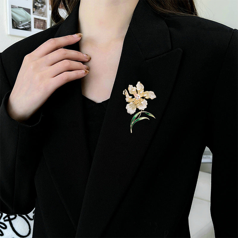 2025 Jewelry heavy industry exquisite gradual change flower brooch femininity light luxury brooch sweet fashion suit coat accessories