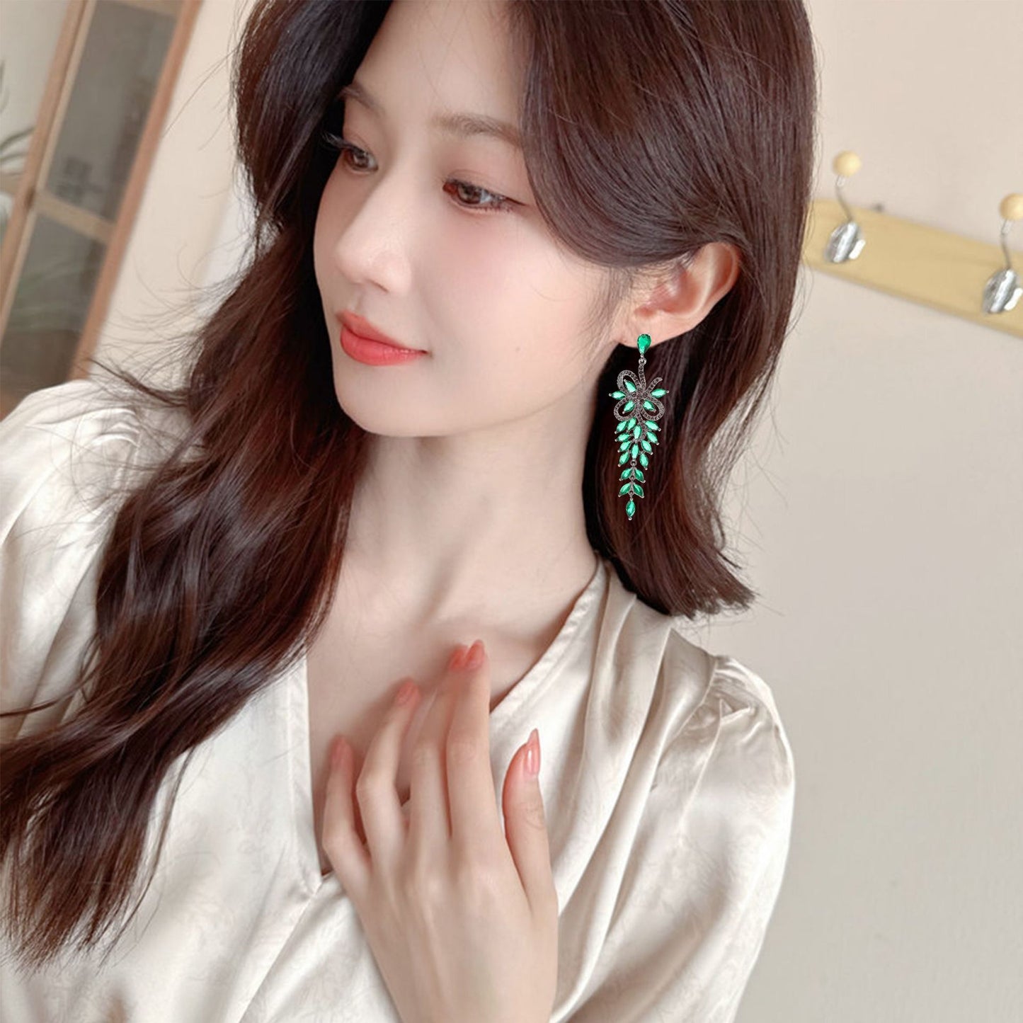 2025 2025 high-end earrings long luxury zircon fashion exaggerated celebrity banquet bride wedding earrings ear jewelry