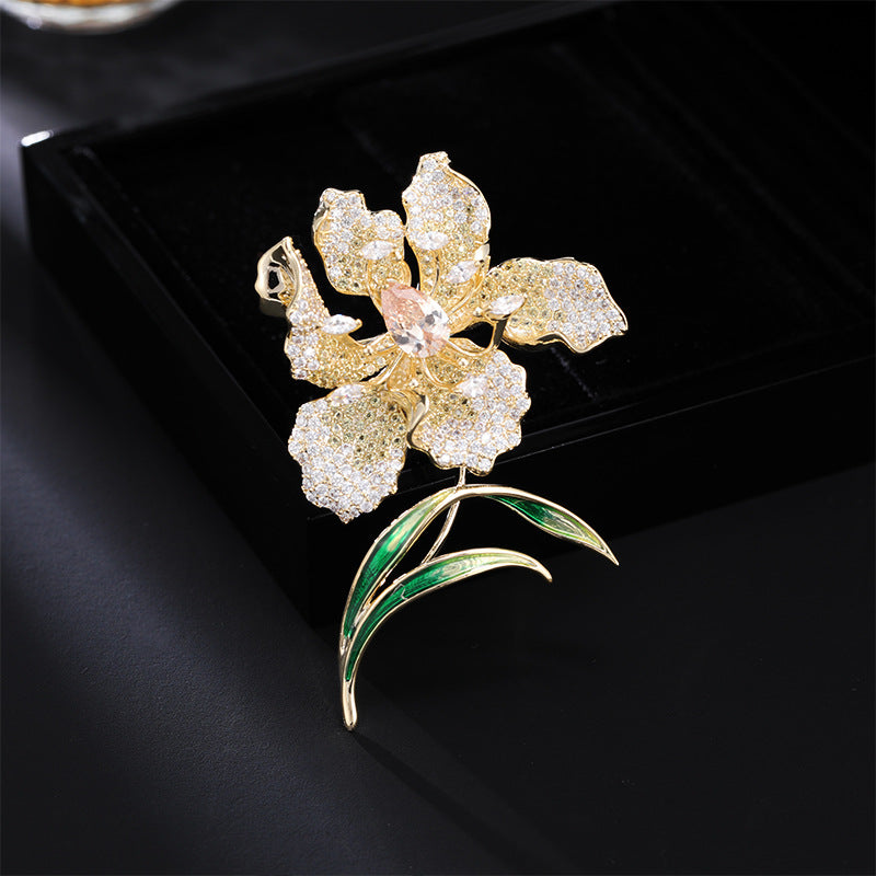 2025 Jewelry heavy industry exquisite gradual change flower brooch femininity light luxury brooch sweet fashion suit coat accessories