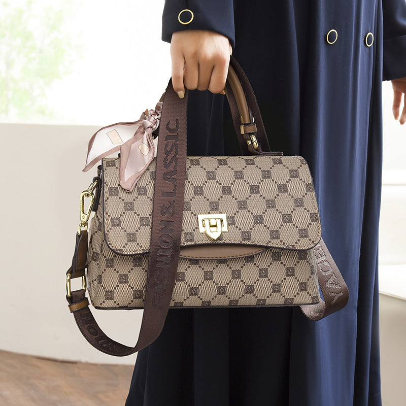 2025 New autumn and winter messenger bag large-capacity women's bag high-end sense shoulder messenger bag simple work commuter small square bag women