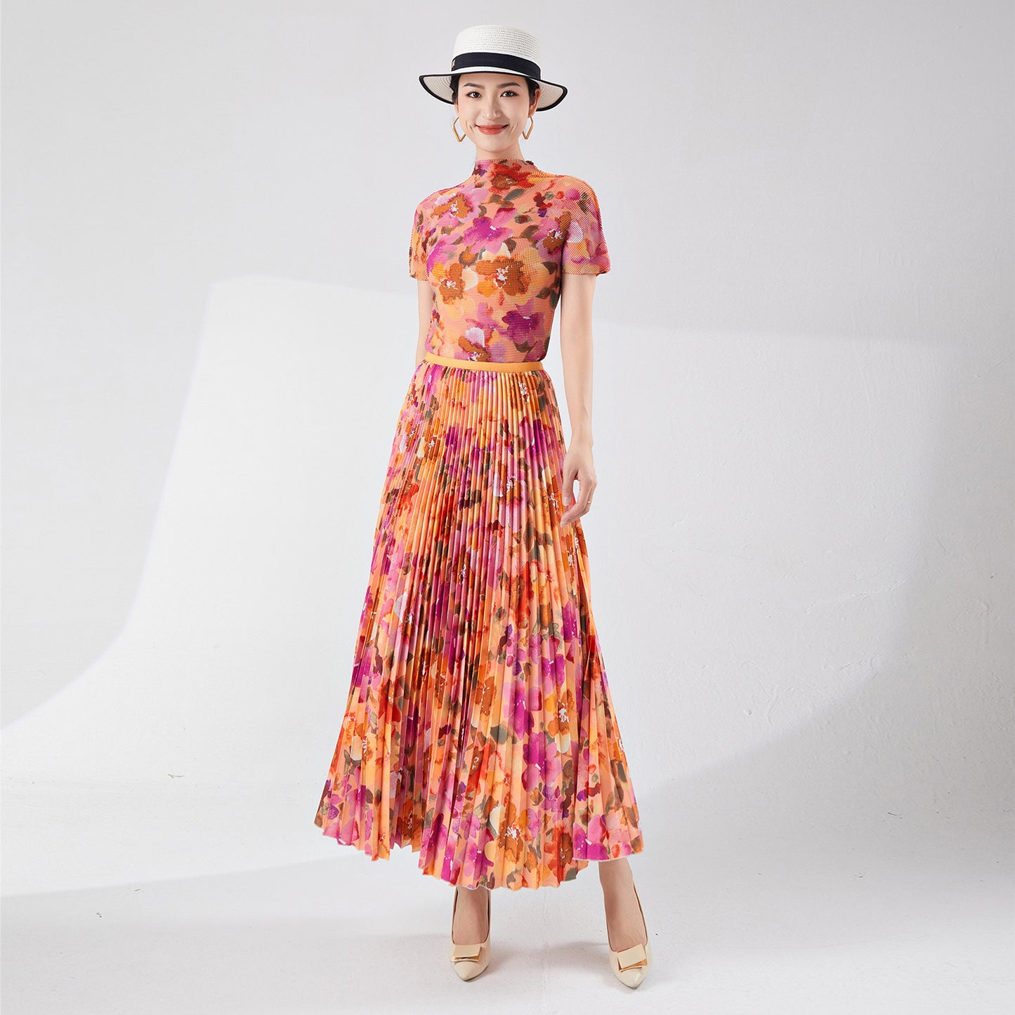 2025 Pleated suit, summer women's two-piece set popular new printed slim-fitting short-sleeved T-shirt temperament high-end skirt
