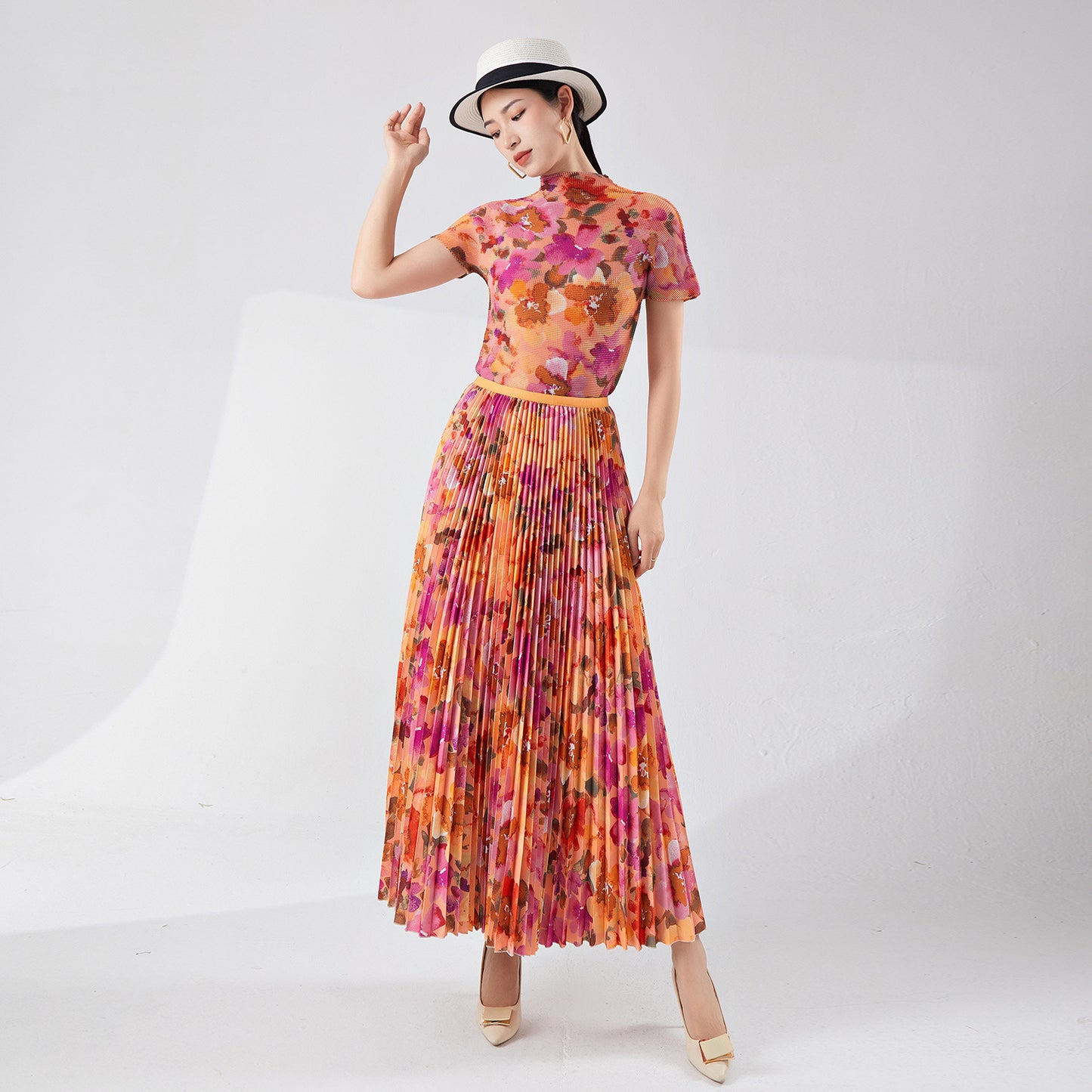 2025 Pleated suit, summer women's two-piece set popular new printed slim-fitting short-sleeved T-shirt temperament high-end skirt