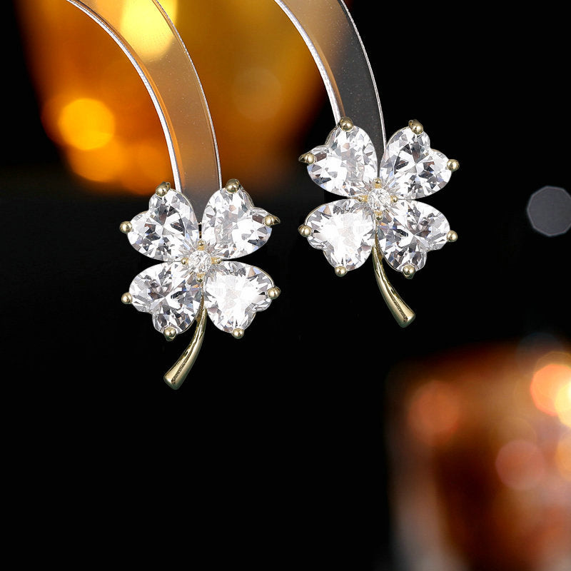 2025 Fresh and sweet super fairy temperament earrings s925 silver needle Korean version niche love-shaped zircon inlaid lucky grass stud earrings