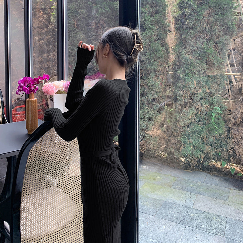 2025 High-end tight-fitting knitted sweater skirt, new autumn and winter, black slim V-neck sexy primer with coat