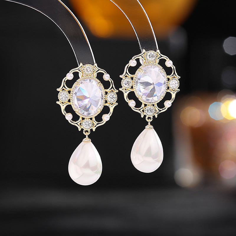 2025 Elegant temperament retro court style earrings wholesale light luxury fashion modified face earrings women's water drop pearl earrings