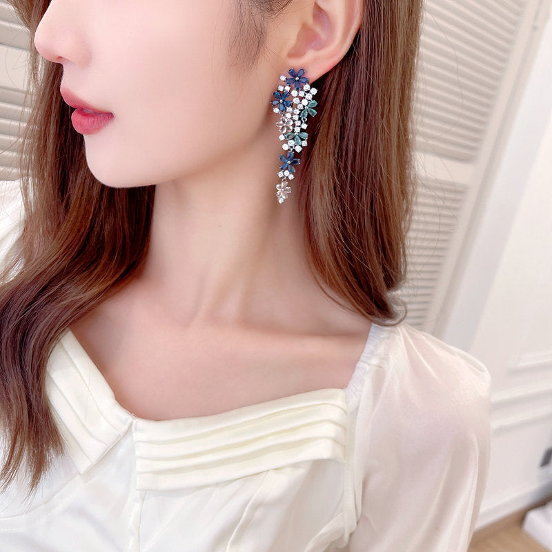 2025 Light luxury fashion banquet dress with earrings, blooming flowers, luxurious atmosphere, zircon flowers, high-end earrings
