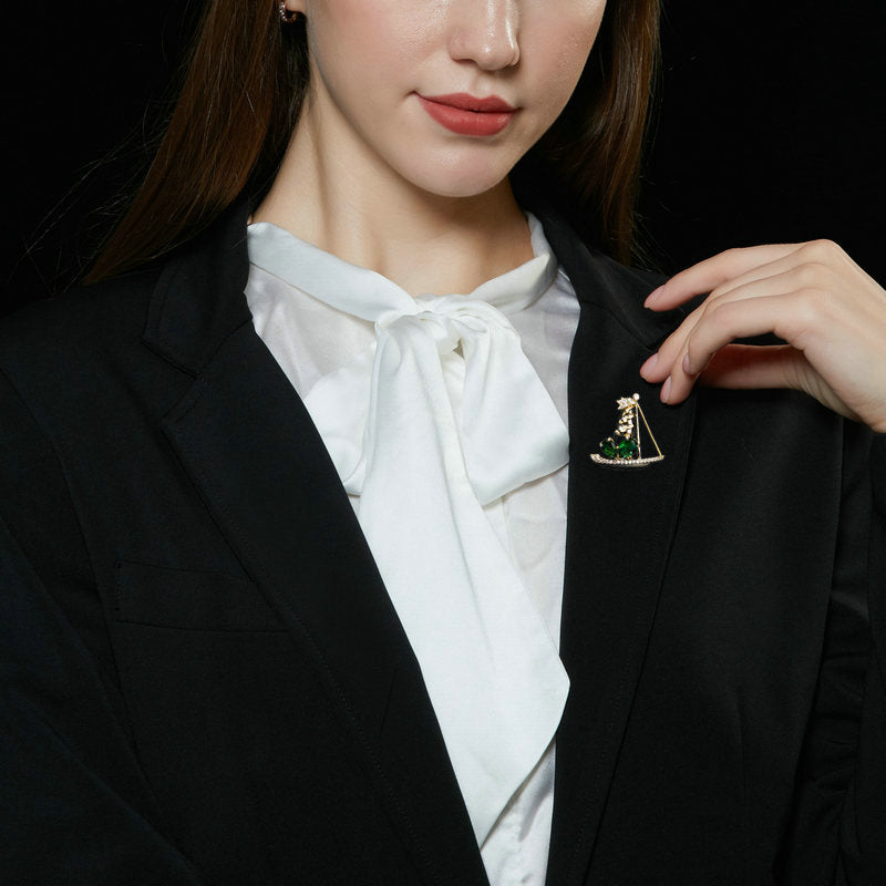 2025 Niche design sense suit collar pin cardigan anti-light pin creative design sense smooth sailing small brooch