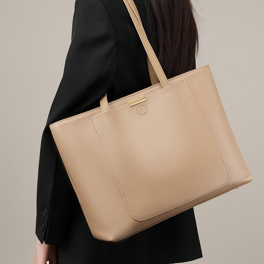 2025 Strictly selected first-layer cowhide tote bag, high-end sense, large-capacity leather women's bag, fashionable and versatile commuter bag