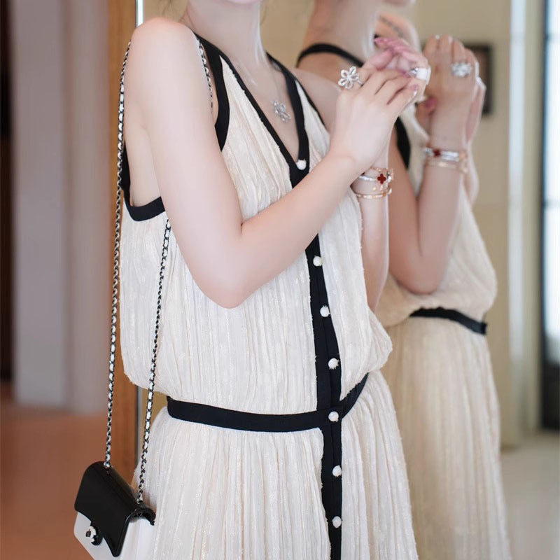 2025 popular summer new fashion sleeveless V-neck contrasting color design black and white classic texture dress