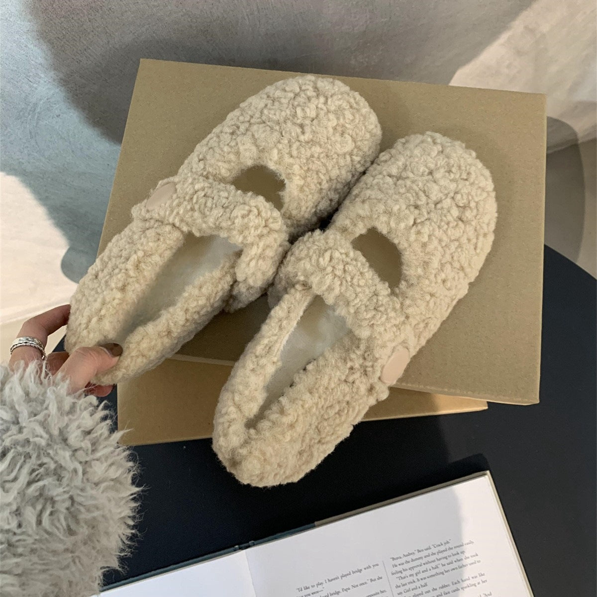 2025 Flat-soled wool shoes for women's winter wear popular new velvet beanie shoes with Mary Jane single shoes
