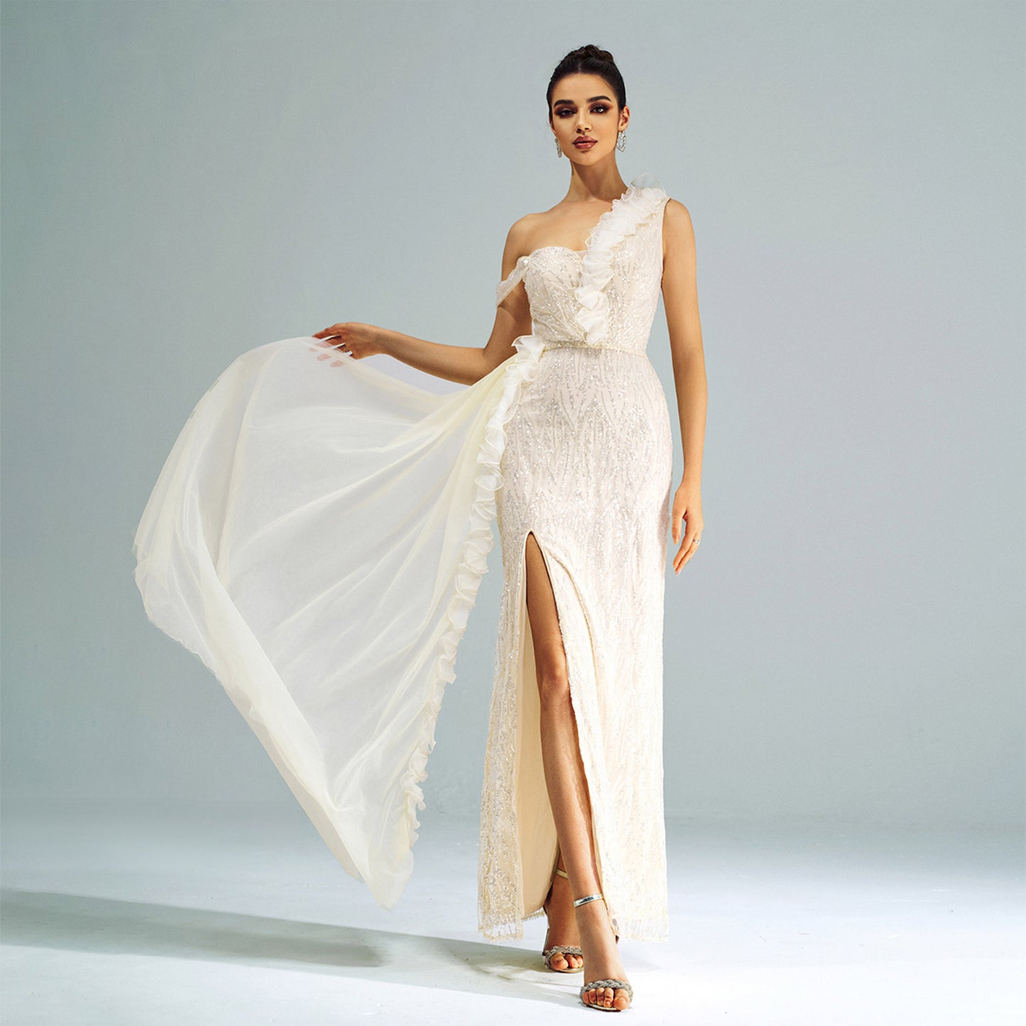 2025 new high-end temperament sleeveless diagonal collar off-the-shoulder banquet hip-wrapped sequined split evening dress dress