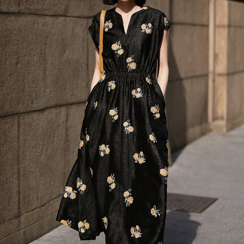 2025 All silk hydrangea embroidery, fragrant cloud yarn dress mulberry, silk skirt medium and long small black dress women's clothing summer