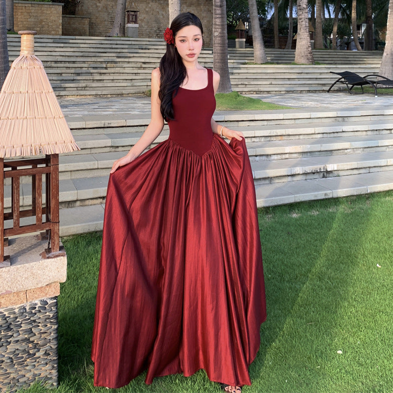 2025 Usually, you can wear a high-end halter red dress for annual photos, and a female design holiday dress for seaside wear.
