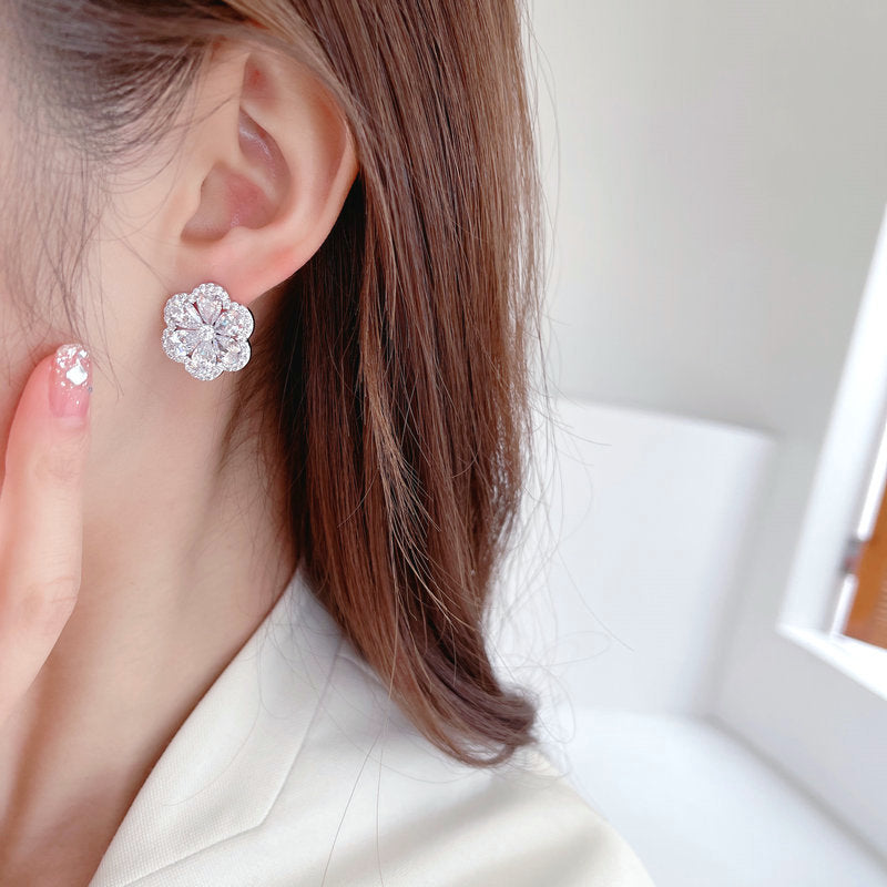 2025 Korean version of temperament six-valve flower stud earrings women's s925 silver needle  niche temperament white earrings simple flower earrings