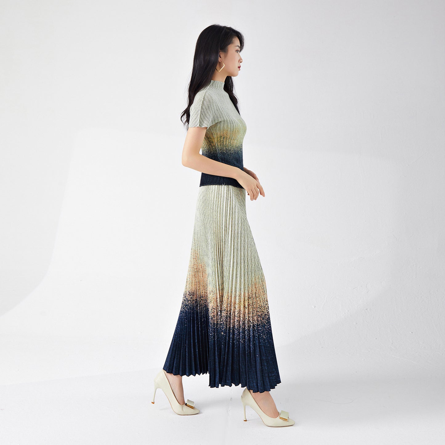2025 Summer women's clothing high-end suit temperament printed short-sleeved T-shirt big pendulum drape skirt two-piece suit trendy