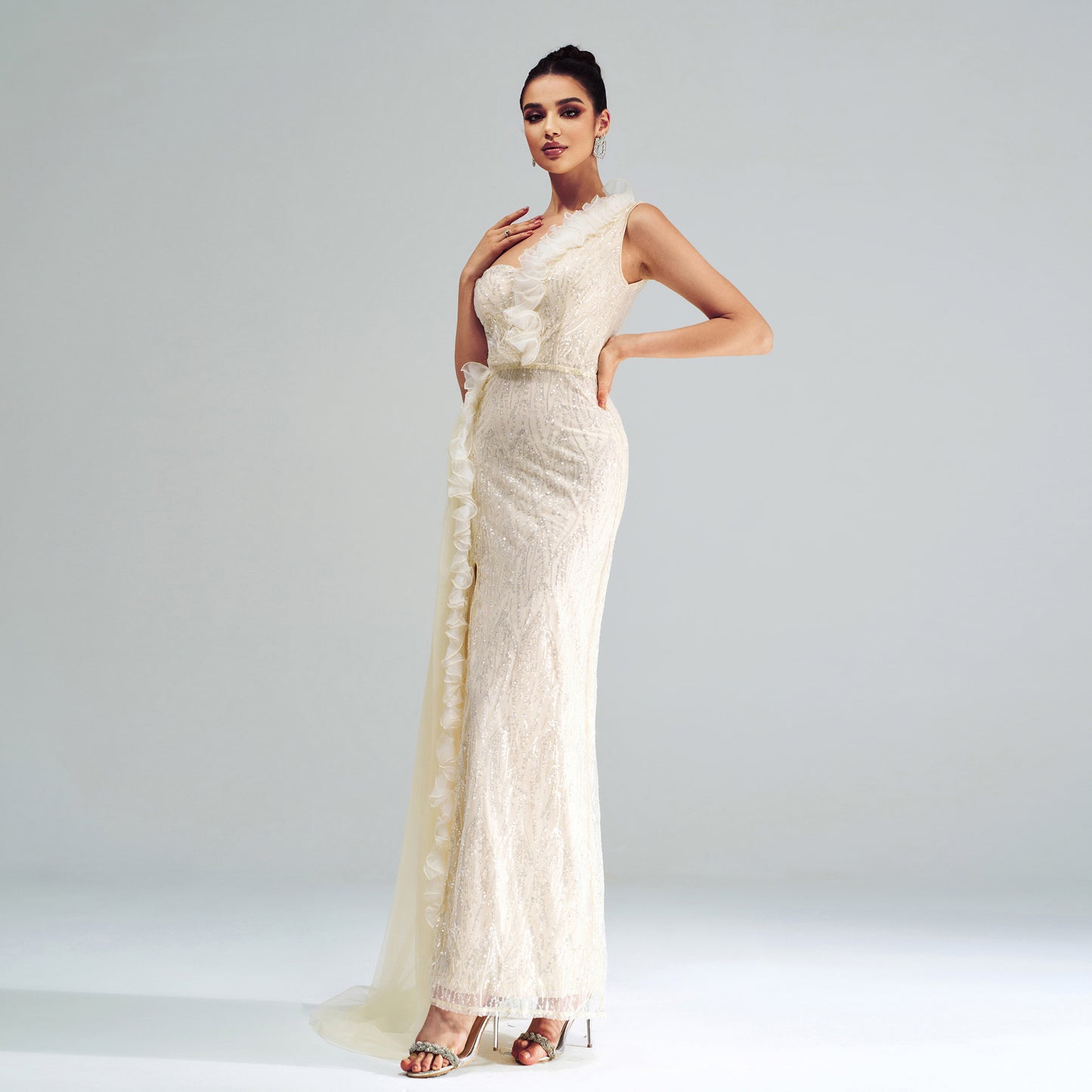 2025 new high-end temperament sleeveless diagonal collar off-the-shoulder banquet hip-wrapped sequined split evening dress dress