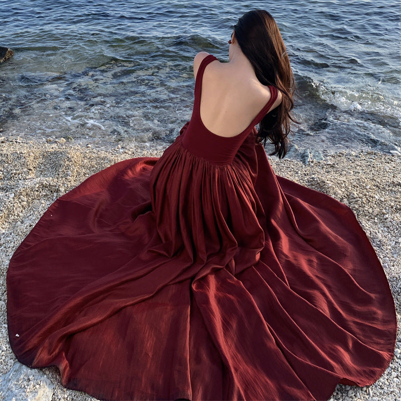 2025 Usually, you can wear a high-end halter red dress for annual photos, and a female design holiday dress for seaside wear.