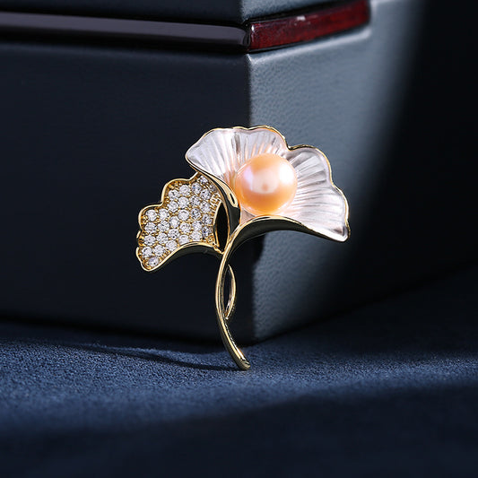 2025 Elegant temperament niche design clothing women's cardigan anti-light fixed pin Ran freshwater pearl ginkgo biloba brooch