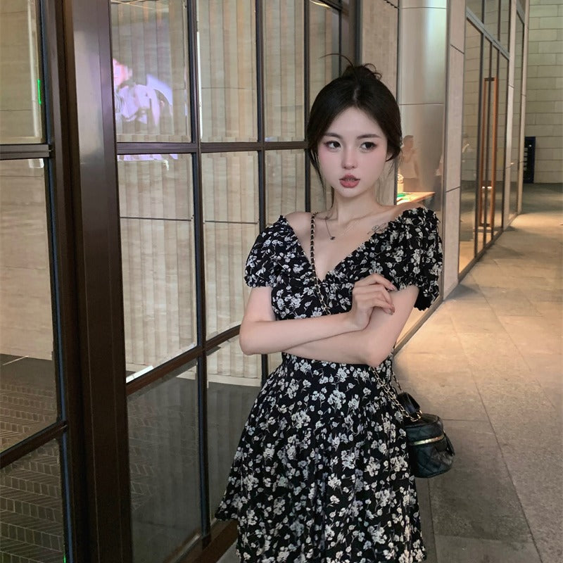 2025 Rose style super thin black v-neck floral dress niche design sense small short skirt Platycodon  skirt