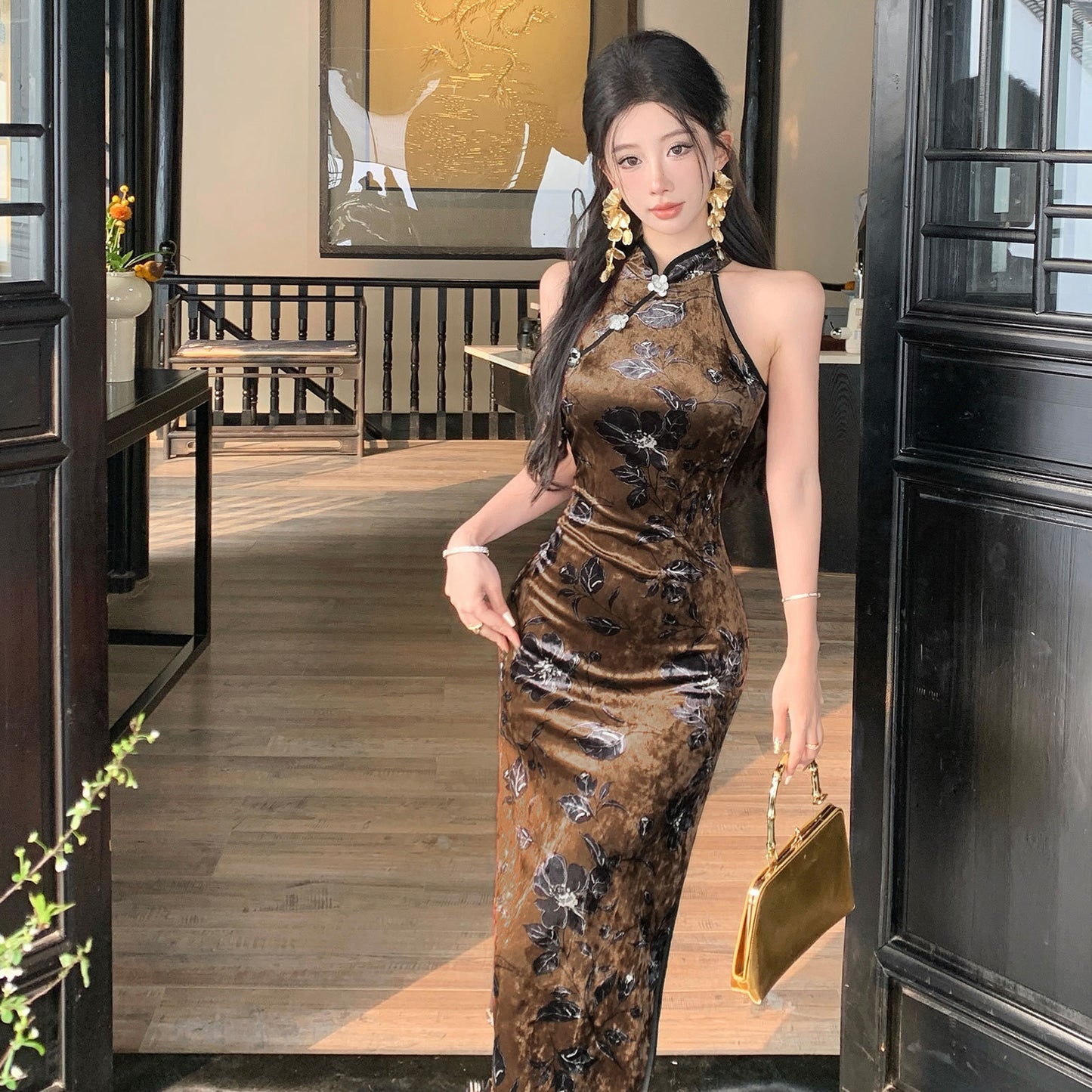 Shoulder-cut velvet cheongsam dress women's 2025 summer dress new Chinese daily slim-fit hip-wrapped elegant neck dress