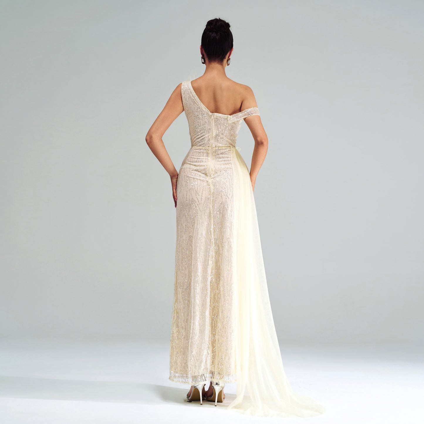 2025 new high-end temperament sleeveless diagonal collar off-the-shoulder banquet hip-wrapped sequined split evening dress dress