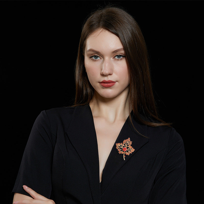 2025 Autumn and winter new clothing jacket coat accessories cardigan shawl pin zircon inlaid high-end corsage maple leaf brooch