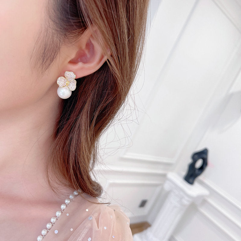 2025 S925 silver needle Hong Kong style retro elegant temperament earrings women's high-end sense slightly inlaid craftsmanship light luxury flower pearl stud earrings