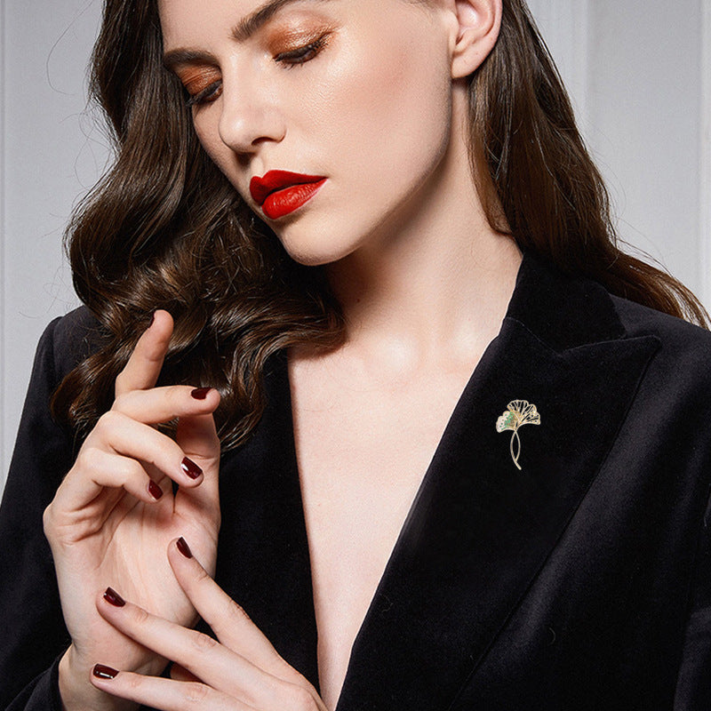 2025 Designer Suit Pin Dress Coat Accessories Creative Corsage Zircon Ginkgo Biloba Brooch Women