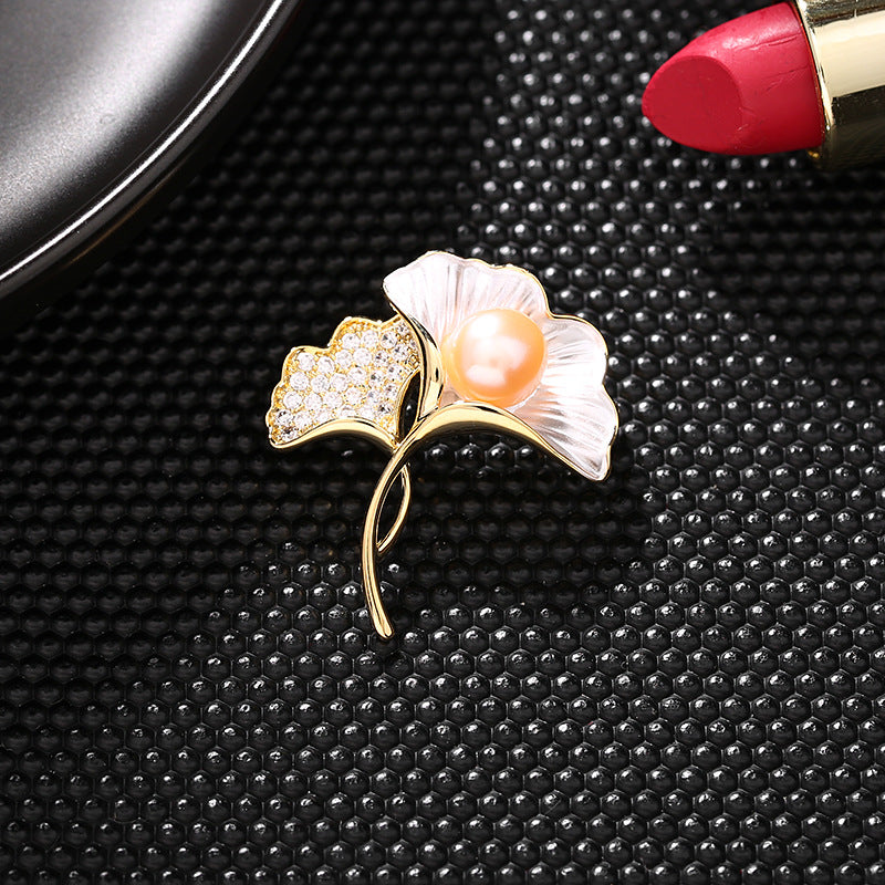 2025 Elegant temperament niche design clothing women's cardigan anti-light fixed pin Ran freshwater pearl ginkgo biloba brooch