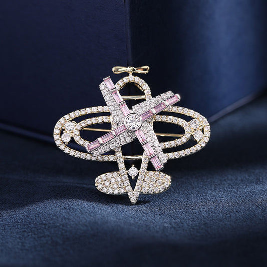 2025 Zircon inlaid wings rotatable small plane pin buckle women's Japan, South Korea autumn and winter new brooch cardigan anti-light buckle