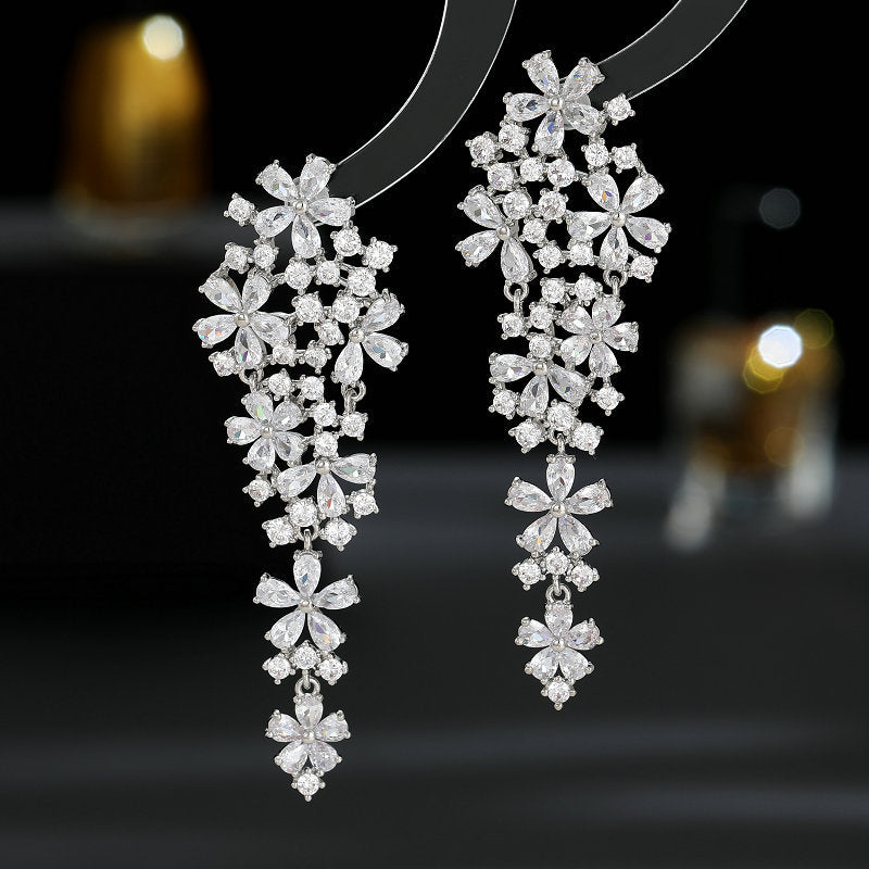 2025 Light luxury fashion banquet dress with earrings, blooming flowers, luxurious atmosphere, zircon flowers, high-end earrings