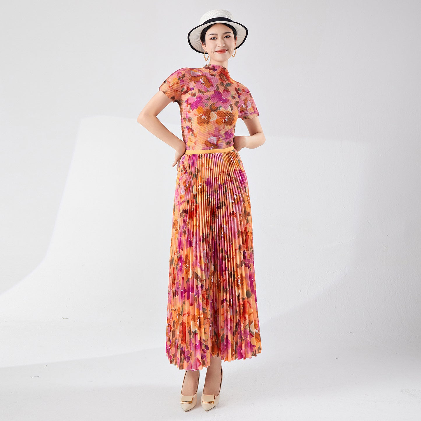 2025 Pleated suit, summer women's two-piece set popular new printed slim-fitting short-sleeved T-shirt temperament high-end skirt