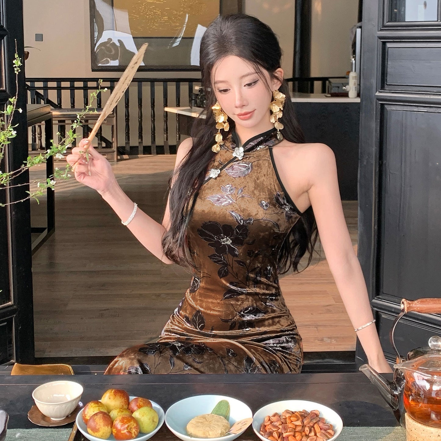 Shoulder-cut velvet cheongsam dress women's 2025 summer dress new Chinese daily slim-fit hip-wrapped elegant neck dress