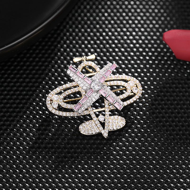 2025 Zircon inlaid wings rotatable small plane pin buckle women's Japan, South Korea autumn and winter new brooch cardigan anti-light buckle