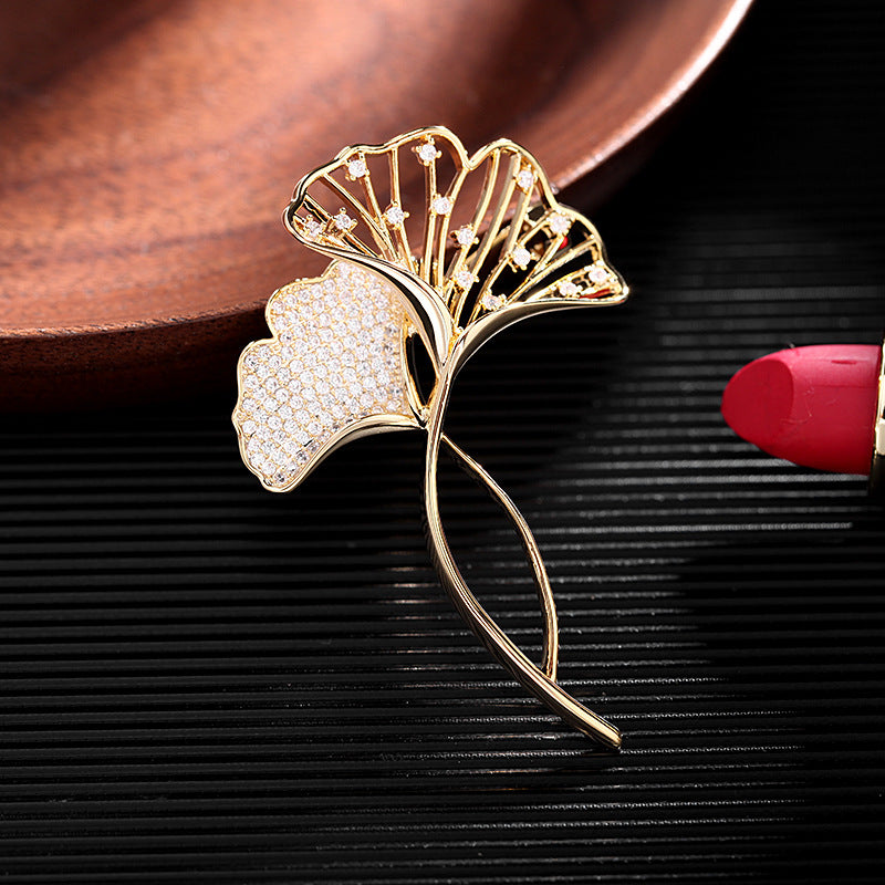 2025 Designer Suit Pin Dress Coat Accessories Creative Corsage Zircon Ginkgo Biloba Brooch Women
