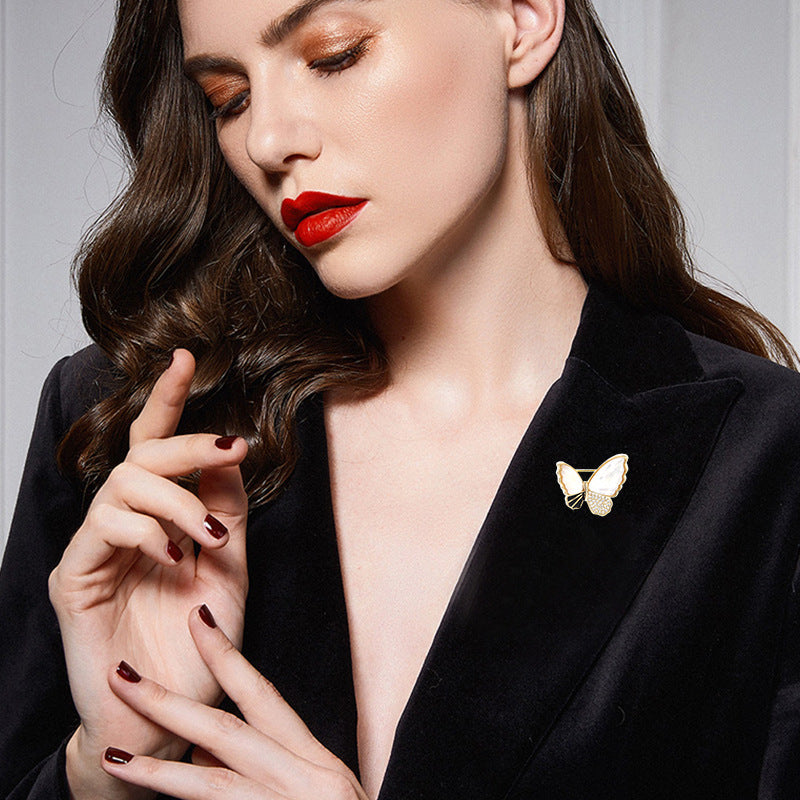2025 High-end Korean version fashion sweet butterfly shell brooch women's suit pin simple temperament anti-light buckle collar buckle