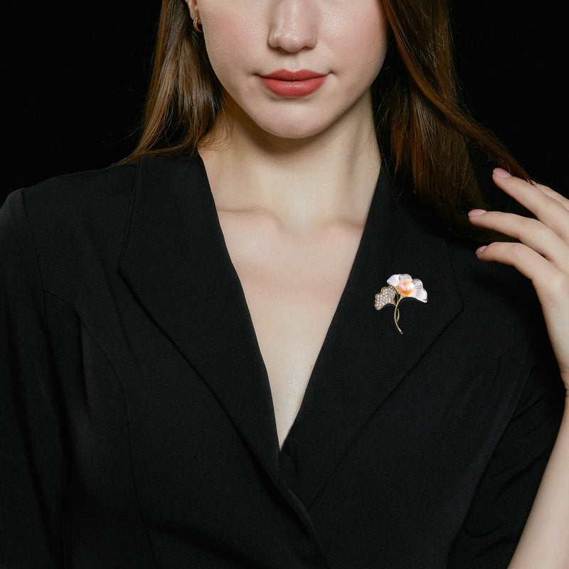 2025 Elegant temperament niche design clothing women's cardigan anti-light fixed pin Ran freshwater pearl ginkgo biloba brooch
